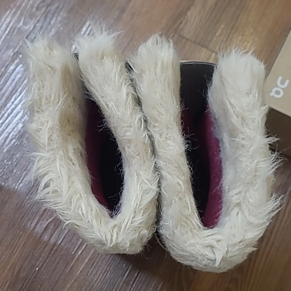 Sorel Gray and Pink Faux Fur Winter Bootsfor women zise‎ 3 used good condition.